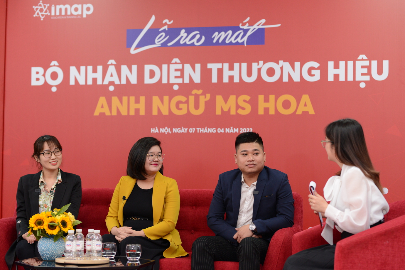 Ms Lệ cùng trò chuyện và chia sẻ hành trình cùng công ty với Ms Nguyễn Thị Hà Giang - Trưởng phòng quản lý chất lượng vận hành và Mr Nguyễn Tử Hải - Trưởng nhóm Tuyển dụng