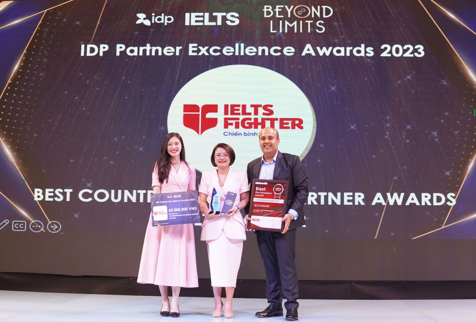 IELTS Fighter nhận danh hiệu Đối tác Bạch kim xuất sắc nhất 2023 của IDP Việt Nam
